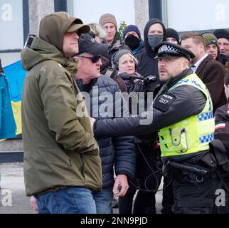 Das Strandhotel Beresford. Es findet eine Demonstration der Rechtsgruppe Reform UK gegen Asylbewerber statt. Eine geheime Anzahl von Migranten wird vom Home Office im 100-Zimmer-Strandhotel in Newquay untergebracht. Das Hotel gehört der Bespoke-Gruppe von Hotels und wurde zu diesem Zweck dem Home Office angeboten. Obwohl es offiziell eine vorübergehende Maßnahme ist, sind viele der Einwohner seit November 2022 hier, während das Heimatbüro Asylanträge bearbeitet. Eine viel größere Gruppe von anti-faschistischen Gegendemonstratoren ist ebenfalls anwesend, mit Plakaten und Blumen, die sich gegenübersehen Stockfoto