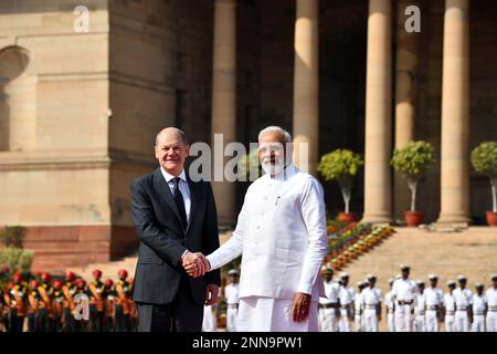 Neu-Delhi. 25. Februar 2023. Der indische Premierminister Narendra Modi (R) begrüßt Bundeskanzler Olaf Scholz bei einem feierlichen Empfang im indischen Präsidentenpalast in Neu-Delhi am 25. Februar 2023. Indien und Deutschland unterzeichneten am Samstag zwei Regierungsabkommen über die Zusammenarbeit in den Bereichen Innovation und Technologie sowie die Zusammenarbeit bei grünen Wasserstoff- und sauberen Energietechnologien. Die Pakte wurden während des laufenden zweitägigen Besuchs von Scholz in Anwesenheit von Modi unterzeichnet. Dies ist Scholz' erster Besuch in Indien als deutscher Kanzler. Kredit: Partha Sarkar/Xinhua/Alamy Live News Stockfoto