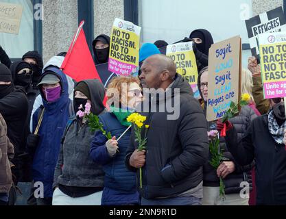 Das Strandhotel Beresford. Es findet eine Demonstration der Rechtsgruppe Reform UK gegen Asylbewerber statt. Eine geheime Anzahl von Migranten wird vom Home Office im 100-Zimmer-Strandhotel in Newquay untergebracht. Das Hotel gehört der Bespoke-Gruppe von Hotels und wurde zu diesem Zweck dem Home Office angeboten. Obwohl es offiziell eine vorübergehende Maßnahme ist, sind viele der Einwohner seit November 2022 hier, während das Heimatbüro Asylanträge bearbeitet. Eine viel größere Gruppe von anti-faschistischen Gegendemonstratoren ist ebenfalls anwesend, mit Plakaten und Blumen, die sich gegenübersehen Stockfoto