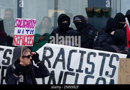 Das Strandhotel Beresford. Es findet eine Demonstration der Rechtsgruppe Reform UK gegen Asylbewerber statt. Eine geheime Anzahl von Migranten wird vom Home Office im 100-Zimmer-Strandhotel in Newquay untergebracht. Das Hotel gehört der Bespoke-Gruppe von Hotels und wurde zu diesem Zweck dem Home Office angeboten. Obwohl es offiziell eine vorübergehende Maßnahme ist, sind viele der Einwohner seit November 2022 hier, während das Heimatbüro Asylanträge bearbeitet. Eine viel größere Gruppe von anti-faschistischen Gegendemonstratoren ist ebenfalls anwesend, mit Plakaten und Blumen, die sich gegenübersehen Stockfoto