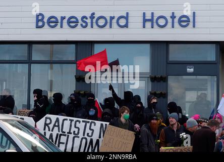 Das Strandhotel Beresford. Es findet eine Demonstration der Rechtsgruppe Reform UK gegen Asylbewerber statt. Eine geheime Anzahl von Migranten wird vom Home Office im 100-Zimmer-Strandhotel in Newquay untergebracht. Das Hotel gehört der Bespoke-Gruppe von Hotels und wurde zu diesem Zweck dem Home Office angeboten. Obwohl es offiziell eine vorübergehende Maßnahme ist, sind viele der Einwohner seit November 2022 hier, während das Heimatbüro Asylanträge bearbeitet. Eine viel größere Gruppe von anti-faschistischen Gegendemonstratoren ist ebenfalls anwesend, mit Plakaten und Blumen, die sich gegenübersehen Stockfoto