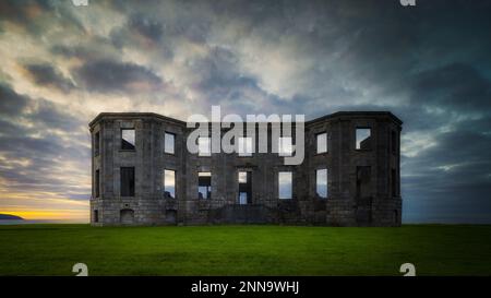 Ruinen von Downhill Demesne mit dramatischem, launischem Sonnenuntergang, Blick nach vorne, National Trust, Castlerock, County Antrim, Nordirland Stockfoto