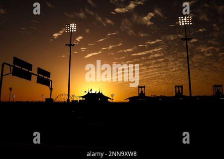 Sakhir, Bahrain. 25. Februar 2023 Circuit Atmosphere - Sonnenuntergang. 25.02.2023. Formel-1-Test, Sakhir, Bahrain, Tag Drei. Das Foto sollte wie folgt lauten: XPB/Press Association Images. Kredit: XPB Images Ltd/Alamy Live News Stockfoto