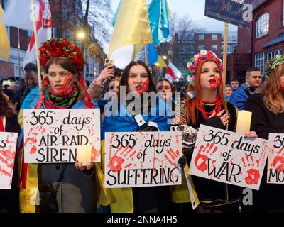 Demonstranten bei einer Kerzenwache des russischen Konsulats in London anlässlich des ersten Jahrestages der Invasion der Ukraine am 24. Februar 2023 Stockfoto