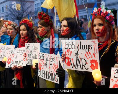 Demonstranten bei einer Kerzenwache des russischen Konsulats in London anlässlich des ersten Jahrestages der Invasion der Ukraine am 24. Februar 2023 Stockfoto