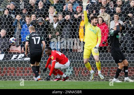 Der Pharrell Johnson (Mitte links) im Nottingham Forest erzielt während des Sky Bet Championship-Spiels im Oakwell Stadium, Barnsley, das erste Tor seiner Seite. Foto: Samstag, 25. Februar 2023. Stockfoto