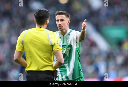 Deutschland. 25. Februar 2023. Bremen, Deutschland. 25. Februar 2023. Fußball: Bundesliga, Werder Bremen - VfL Bochum, Matchday 22, Wohninvest Weserstadion. Bremens Marco Friedl spricht mit dem Schiedsrichter Florian Badstübner. Kredit: Carmen Jaspersen/dpa - WICHTIGER HINWEIS: Gemäß den Anforderungen der DFL Deutsche Fußball Liga und des DFB Deutscher Fußball-Bund ist es verboten, im Stadion aufgenommene Fotos und/oder das Spiel in Form von Sequenzbildern und/oder videoähnlichen Fotoserien zu verwenden oder verwenden zu lassen./dpa/Alamy Live News Credit: dpa Picture Alliance/Alamy Live News Stockfoto