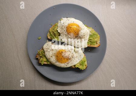 Avocado Toast ist ein Snack für eine Pause am Vormittag Stockfoto