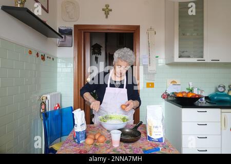 Frau bereitet Zutaten für italienische cenci, Cenci oder Stracci zu, was wörtlich bedeutet - Lappen. Toskana, Italien Stockfoto