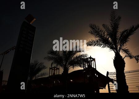 Sakhir, Bahrain. 25. Februar 2023 Circuit Atmosphere - Sonnenuntergang. Formula One Testing, Day Three, Samstag, 25. Februar 2023. Sakhir, Bahrain. Kredit: James Moy/Alamy Live News Stockfoto