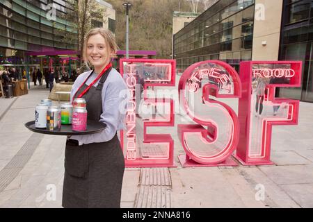 Edinburgh, UK, Februar 25. 2023: Kellnerin Cliona O'Connell, 22, bei der Eröffnung des Street Food Markts der Stadt sieben Tage die Woche. Bild: TERRY MURDEN / Alamy Stockfoto