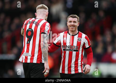 John Fleck von Sheffield United (rechts) und Oli McBurnie treffen sich beim Sky Bet Championship-Spiel in Bramall Lane, Sheffield. Foto: Samstag, 25. Februar 2023. Stockfoto