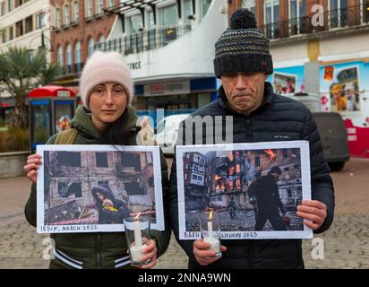 Bournemouth, Dorset, Großbritannien. 25. Februar 2023 Die Dorset Ukrainische Gemeinschaft, die sich mit Hilfe der Ukraine gebildet hat, veranstaltet zum Jahrestag des Krieges ein Jahr nach Kriegsbeginn einen friedlichen marsch, der ein Jahr nach der Invasion Russlands am 24. Februar 2022 begangen wird. Dorset Ukrainische Gemeinschaft wurde zu Beginn des Krieges als Unterstützungsgruppe für Ukrainer und ukrainische Flüchtlinge in Dorset gebildet - sie verteilen Flugblätter, danken denen, die sie weiter unterstützt haben und zeigen Fotos von ihrem vom Krieg zerrissenen Land. Kredit: Carolyn Jenkins/Alamy Live News Stockfoto