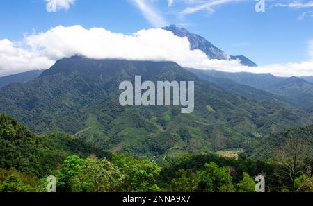 Wunderschöne Aussicht auf den Mount Kinabalu, den höchsten Berg in Borneo und Malaysia. Er ist als Kinabalu Park, ein Weltkulturerbe, geschützt. Stockfoto