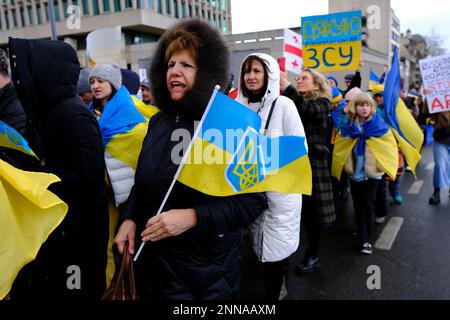 Brüssel, Belgien. 25. Februar 2023. Mehrere tausend Menschen nehmen am 25. Februar 2023 an einer Demonstration zum ersten Jahrestag der russischen Invasion in Brüssel, Belgien, Teil. Kredit: ALEXANDROS MICHAILIDIS/Alamy Live News Stockfoto