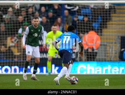 Peterborough United Mittelfeldspieler Kwame Poku (11) greift während des Spiels der Sky Bet League 1 Peterborough vs Plymouth Argyle im Weston Homes Stadium, Peterborough, Großbritannien, 25. Februar 2023 an (Foto von Stanley Kasala/News Images) Stockfoto