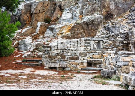 Teil eines verlassenen Penteli-Marmorbruchs in Attika, Griechenland. Penteli ist ein Berg, 18 km nördlich von Athen, von dem aus Stein für die Knackis geliefert wurde Stockfoto