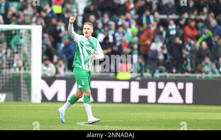 Deutschland. 25. Februar 2023. Bremen, Deutschland. 25. Februar 2023. Fußball: Bundesliga, Werder Bremen - VfL Bochum, Matchday 22, Wohninvest Weserstadion. Niklas Schmidt aus Bremen feiert sein Ziel, es 2:0 zu schaffen. Kredit: Carmen Jaspersen/dpa - WICHTIGER HINWEIS: Gemäß den Anforderungen der DFL Deutsche Fußball Liga und des DFB Deutscher Fußball-Bund ist es verboten, im Stadion aufgenommene Fotos und/oder das Spiel in Form von Sequenzbildern und/oder videoähnlichen Fotoserien zu verwenden oder verwenden zu lassen./dpa/Alamy Live News Credit: dpa Picture Alliance/Alamy Live News Stockfoto