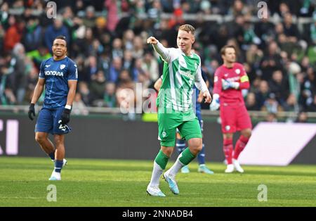 Deutschland. 25. Februar 2023. Bremen, Deutschland. 25. Februar 2023. Fußball: Bundesliga, Werder Bremen - VfL Bochum, Matchday 22, Wohninvest Weserstadion. Niklas Schmidt aus Bremen feiert sein Ziel, es 2:0 zu schaffen. Kredit: Carmen Jaspersen/dpa - WICHTIGER HINWEIS: Gemäß den Anforderungen der DFL Deutsche Fußball Liga und des DFB Deutscher Fußball-Bund ist es verboten, im Stadion aufgenommene Fotos und/oder das Spiel in Form von Sequenzbildern und/oder videoähnlichen Fotoserien zu verwenden oder verwenden zu lassen./dpa/Alamy Live News Credit: dpa Picture Alliance/Alamy Live News Stockfoto