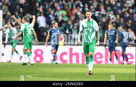 Deutschland. 25. Februar 2023. Bremen, Deutschland. 25. Februar 2023. Fußball: Bundesliga, Werder Bremen - VfL Bochum, Matchday 22, Wohninvest Weserstadion. Bremens Marco Friedl feiert das Ziel, es 2:0 zu schaffen. Kredit: Carmen Jaspersen/dpa - WICHTIGER HINWEIS: Gemäß den Anforderungen der DFL Deutsche Fußball Liga und des DFB Deutscher Fußball-Bund ist es verboten, im Stadion aufgenommene Fotos und/oder das Spiel in Form von Sequenzbildern und/oder videoähnlichen Fotoserien zu verwenden oder verwenden zu lassen./dpa/Alamy Live News Credit: dpa Picture Alliance/Alamy Live News Stockfoto