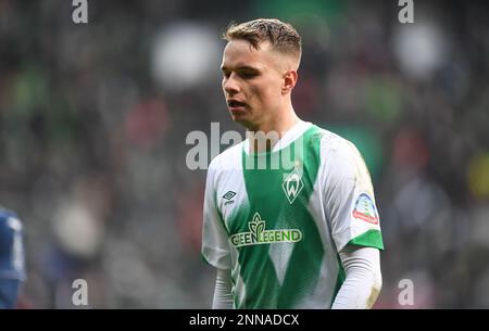 Deutschland. 25. Februar 2023. Bremen, Deutschland. 25. Februar 2023. Fußball: Bundesliga, Werder Bremen - VfL Bochum, Matchday 22, Wohninvest Weserstadion. Bremens Niklas Schmidt geht in die Halbzeit. Kredit: Carmen Jaspersen/dpa - WICHTIGER HINWEIS: Gemäß den Anforderungen der DFL Deutsche Fußball Liga und des DFB Deutscher Fußball-Bund ist es verboten, im Stadion aufgenommene Fotos und/oder das Spiel in Form von Sequenzbildern und/oder videoähnlichen Fotoserien zu verwenden oder verwenden zu lassen./dpa/Alamy Live News Credit: dpa Picture Alliance/Alamy Live News Stockfoto