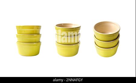 Set aus glasierten Keramiktöpfen zum Kochen, isoliert auf weißem Hintergrund Stockfoto