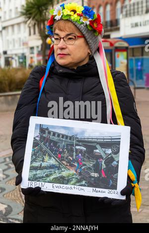 Bournemouth, Dorset, Großbritannien. 25. Februar 2023 Die Dorset Ukrainische Gemeinschaft, die sich mit Hilfe der Ukraine gebildet hat, veranstaltet zum Jahrestag des Krieges ein Jahr nach Kriegsbeginn einen friedlichen marsch, der ein Jahr nach der Invasion Russlands am 24. Februar 2022 begangen wird. Dorset Ukrainische Gemeinschaft wurde zu Beginn des Krieges als Unterstützungsgruppe für Ukrainer und ukrainische Flüchtlinge in Dorset gebildet - sie verteilen Flugblätter, danken denen, die sie weiter unterstützt haben und zeigen Fotos von ihrem vom Krieg zerrissenen Land. Kredit: Carolyn Jenkins/Alamy Live News Stockfoto