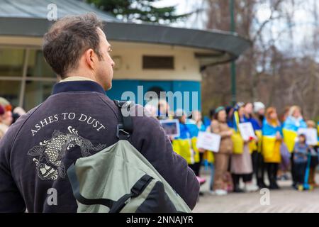 Bournemouth, Dorset, Großbritannien. 25. Februar 2023 Die Dorset Ukrainische Gemeinschaft, die sich mit Hilfe der Ukraine gebildet hat, veranstaltet zum Jahrestag des Krieges ein Jahr nach Kriegsbeginn einen friedlichen marsch, der ein Jahr nach der Invasion Russlands am 24. Februar 2022 begangen wird. Dorset Ukrainische Gemeinschaft wurde zu Beginn des Krieges als Unterstützungsgruppe für Ukrainer und ukrainische Flüchtlinge in Dorset gebildet - sie verteilen Flugblätter, danken denen, die sie weiter unterstützt haben und zeigen Fotos von ihrem vom Krieg zerrissenen Land. Kredit: Carolyn Jenkins/Alamy Live News Stockfoto