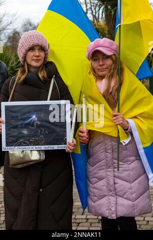 Bournemouth, Dorset, Großbritannien. 25. Februar 2023 Die Dorset Ukrainische Gemeinschaft, die sich mit Hilfe der Ukraine gebildet hat, veranstaltet zum Jahrestag des Krieges ein Jahr nach Kriegsbeginn einen friedlichen marsch, der ein Jahr nach der Invasion Russlands am 24. Februar 2022 begangen wird. Dorset Ukrainische Gemeinschaft wurde zu Beginn des Krieges als Unterstützungsgruppe für Ukrainer und ukrainische Flüchtlinge in Dorset gebildet - sie verteilen Flugblätter, danken denen, die sie weiter unterstützt haben und zeigen Fotos von ihrem vom Krieg zerrissenen Land. Kredit: Carolyn Jenkins/Alamy Live News Stockfoto