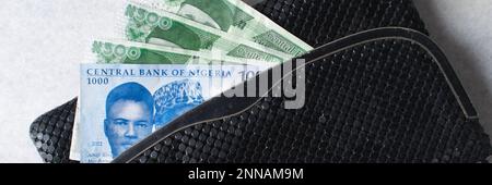 Der neue nigerianische 1000 Naira-Schein in einer schwarzen Tasche, Nigerias neue Währung Stockfoto