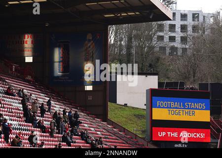 Unterstützung für die Ukraine wird vor dem Spiel der Sky Bet League One im Valley, London, auf der großen Leinwand gezeigt. Foto: Samstag, 25. Februar 2023. Stockfoto