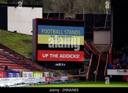 Unterstützung für die Ukraine wird vor dem Spiel der Sky Bet League One im Valley, London, auf der großen Leinwand gezeigt. Foto: Samstag, 25. Februar 2023. Stockfoto