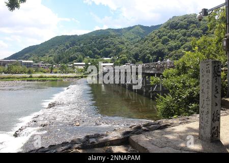 Togetsu-kyo-Brücke mit einem Steinmonument (was eine alte Liebesgeschichte bedeutet) in Arashiyama, Kyoto, Japan Stockfoto