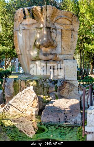 Brunnen der Göttin Rom von Igor Mitoraj auf der Piazza di Monte Grappa, Rom, Italien Stockfoto