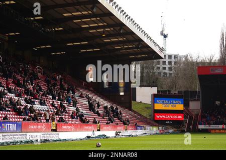 Unterstützung für die Ukraine wird vor dem Spiel der Sky Bet League One im Valley, London, auf der großen Leinwand gezeigt. Foto: Samstag, 25. Februar 2023. Stockfoto