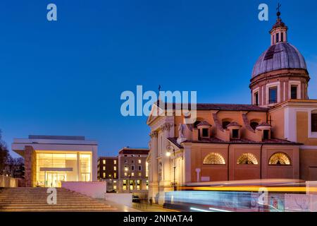 Blick auf das Museum von Ara Pacis und die Kirche San Rocco all'Augusteo, Rom, Italien Stockfoto