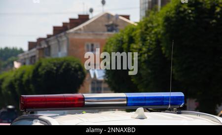 Blinkende Lichter auf der Nahaufnahme des Polizeiautos Stockfoto