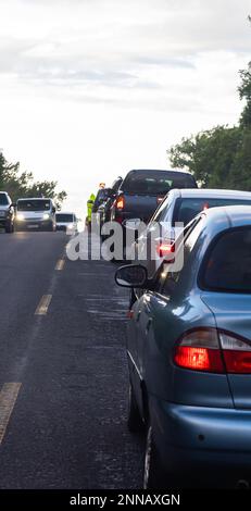 Verkehrsstaus auf der Straße sind mit der Reparatur der Straße verbunden. Guten Abend Stockfoto