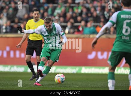 Deutschland. 25. Februar 2023. Bremen, Deutschland. 25. Februar 2023. Fußball: Bundesliga, Werder Bremen - VfL Bochum, Matchday 22, Wohninvest Weserstadion. Bremens Marvin Ducksch erzielt einen Freistoß und schafft es um 3:0. Kredit: Carmen Jaspersen/dpa - WICHTIGER HINWEIS: Gemäß den Anforderungen der DFL Deutsche Fußball Liga und des DFB Deutscher Fußball-Bund ist es verboten, im Stadion aufgenommene Fotos und/oder das Spiel in Form von Sequenzbildern und/oder videoähnlichen Fotoserien zu verwenden oder verwenden zu lassen./dpa/Alamy Live News Credit: dpa Picture Alliance/Alamy Live News Stockfoto