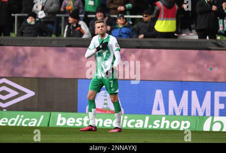 Deutschland. 25. Februar 2023. Bremen, Deutschland. 25. Februar 2023. Fußball: Bundesliga, Werder Bremen - VfL Bochum, Matchday 22, Wohninvest Weserstadion. Bremens Marvin Ducksch (r) feiert sein Ziel, es 3:0 zu schaffen. Kredit: Carmen Jaspersen/dpa - WICHTIGER HINWEIS: Gemäß den Anforderungen der DFL Deutsche Fußball Liga und des DFB Deutscher Fußball-Bund ist es verboten, im Stadion aufgenommene Fotos und/oder das Spiel in Form von Sequenzbildern und/oder videoähnlichen Fotoserien zu verwenden oder verwenden zu lassen./dpa/Alamy Live News Credit: dpa Picture Alliance/Alamy Live News Stockfoto