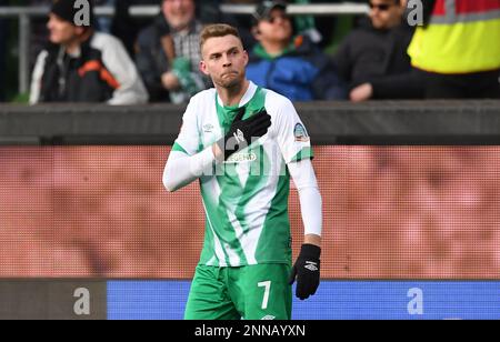 Deutschland. 25. Februar 2023. Bremen, Deutschland. 25. Februar 2023. Fußball: Bundesliga, Werder Bremen - VfL Bochum, Matchday 22, Wohninvest Weserstadion. Bremens Marvin Ducksch (r) feiert sein Ziel, es 3:0 zu schaffen. Kredit: Carmen Jaspersen/dpa - WICHTIGER HINWEIS: Gemäß den Anforderungen der DFL Deutsche Fußball Liga und des DFB Deutscher Fußball-Bund ist es verboten, im Stadion aufgenommene Fotos und/oder das Spiel in Form von Sequenzbildern und/oder videoähnlichen Fotoserien zu verwenden oder verwenden zu lassen./dpa/Alamy Live News Credit: dpa Picture Alliance/Alamy Live News Stockfoto