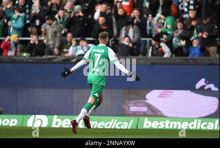 Deutschland. 25. Februar 2023. Bremen, Deutschland. 25. Februar 2023. Fußball: Bundesliga, Werder Bremen - VfL Bochum, Matchday 22, Wohninvest Weserstadion. Bremens Marvin Ducksch (r) feiert sein Ziel, es 3:0 zu schaffen. Kredit: Carmen Jaspersen/dpa - WICHTIGER HINWEIS: Gemäß den Anforderungen der DFL Deutsche Fußball Liga und des DFB Deutscher Fußball-Bund ist es verboten, im Stadion aufgenommene Fotos und/oder das Spiel in Form von Sequenzbildern und/oder videoähnlichen Fotoserien zu verwenden oder verwenden zu lassen./dpa/Alamy Live News Credit: dpa Picture Alliance/Alamy Live News Stockfoto