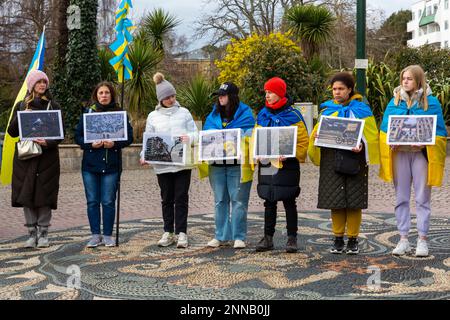 Bournemouth, Dorset, Großbritannien. 25. Februar 2023 Die Dorset Ukrainische Gemeinschaft, die sich mit Hilfe der Ukraine gebildet hat, veranstaltet zum Jahrestag des Krieges ein Jahr nach Kriegsbeginn einen friedlichen marsch, der ein Jahr nach der Invasion Russlands am 24. Februar 2022 begangen wird. Dorset Ukrainische Gemeinschaft wurde zu Beginn des Krieges als Unterstützungsgruppe für Ukrainer und ukrainische Flüchtlinge in Dorset gebildet - sie verteilen Flugblätter, danken denen, die sie weiter unterstützt haben und zeigen Fotos von ihrem vom Krieg zerrissenen Land. Kredit: Carolyn Jenkins/Alamy Live News Stockfoto