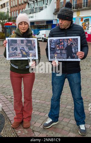 Bournemouth, Dorset, Großbritannien. 25. Februar 2023 Die Dorset Ukrainische Gemeinschaft, die sich mit Hilfe der Ukraine gebildet hat, veranstaltet zum Jahrestag des Krieges ein Jahr nach Kriegsbeginn einen friedlichen marsch, der ein Jahr nach der Invasion Russlands am 24. Februar 2022 begangen wird. Dorset Ukrainische Gemeinschaft wurde zu Beginn des Krieges als Unterstützungsgruppe für Ukrainer und ukrainische Flüchtlinge in Dorset gebildet - sie verteilen Flugblätter, danken denen, die sie weiter unterstützt haben und zeigen Fotos von ihrem vom Krieg zerrissenen Land. Kredit: Carolyn Jenkins/Alamy Live News Stockfoto