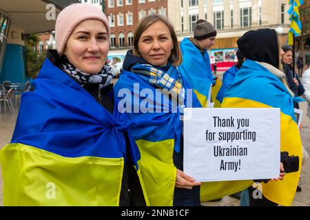 Bournemouth, Dorset, Großbritannien. 25. Februar 2023 Die Dorset Ukrainische Gemeinschaft, die sich mit Hilfe der Ukraine gebildet hat, veranstaltet zum Jahrestag des Krieges ein Jahr nach Kriegsbeginn einen friedlichen marsch, der ein Jahr nach der Invasion Russlands am 24. Februar 2022 begangen wird. Dorset Ukrainische Gemeinschaft wurde zu Beginn des Krieges als Unterstützungsgruppe für Ukrainer und ukrainische Flüchtlinge in Dorset gebildet - sie verteilen Flugblätter, danken denen, die sie weiter unterstützt haben und zeigen Fotos von ihrem vom Krieg zerrissenen Land. Kredit: Carolyn Jenkins/Alamy Live News Stockfoto