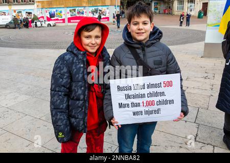 Bournemouth, Dorset, Großbritannien. 25. Februar 2023 Die Dorset Ukrainische Gemeinschaft, die sich mit Hilfe der Ukraine gebildet hat, veranstaltet zum Jahrestag des Krieges ein Jahr nach Kriegsbeginn einen friedlichen marsch, der ein Jahr nach der Invasion Russlands am 24. Februar 2022 begangen wird. Dorset Ukrainische Gemeinschaft wurde zu Beginn des Krieges als Unterstützungsgruppe für Ukrainer und ukrainische Flüchtlinge in Dorset gebildet - sie verteilen Flugblätter, danken denen, die sie weiter unterstützt haben und zeigen Fotos von ihrem vom Krieg zerrissenen Land. Kredit: Carolyn Jenkins/Alamy Live News Stockfoto