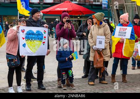 Bournemouth, Dorset, Großbritannien. 25. Februar 2023 Die Dorset Ukrainische Gemeinschaft, die sich mit Hilfe der Ukraine gebildet hat, veranstaltet zum Jahrestag des Krieges ein Jahr nach Kriegsbeginn einen friedlichen marsch, der ein Jahr nach der Invasion Russlands am 24. Februar 2022 begangen wird. Dorset Ukrainische Gemeinschaft wurde zu Beginn des Krieges als Unterstützungsgruppe für Ukrainer und ukrainische Flüchtlinge in Dorset gebildet - sie verteilen Flugblätter, danken denen, die sie weiter unterstützt haben und zeigen Fotos von ihrem vom Krieg zerrissenen Land. Kredit: Carolyn Jenkins/Alamy Live News Stockfoto