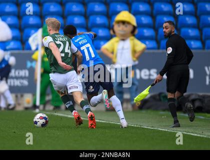 Peterborough, Großbritannien. 25. Februar 2023. Plymouth Argyle Defender Saxon Earley (24) Defending Peterborough United Midfielder Kwame Poku (11) während des Sky Bet League 1-Spiels Peterborough vs Plymouth Argyle im Weston Homes Stadium, Peterborough, Großbritannien, 25. Februar 2023 (Foto von Stanley Kasala/News) in Peterborough, Großbritannien, 2/25/2023. (Foto: Stanley Kasala/News Images/Sipa USA) Guthaben: SIPA USA/Alamy Live News Stockfoto