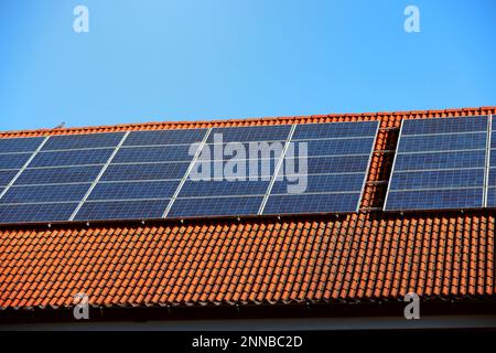 Solarpanel auf einem Dach installiert Stockfoto