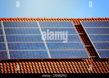 Solarpanel auf einem Dach installiert Stockfoto